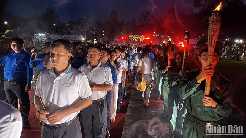 Los delegados ofrecen incienso y encenden velas para rendir homenaje a los mártires en el cementerio de Hang Duong. Los delegados ofrecen incienso y encenden velas para rendir homenaje a los mártires en el cementerio de Hang Duong.