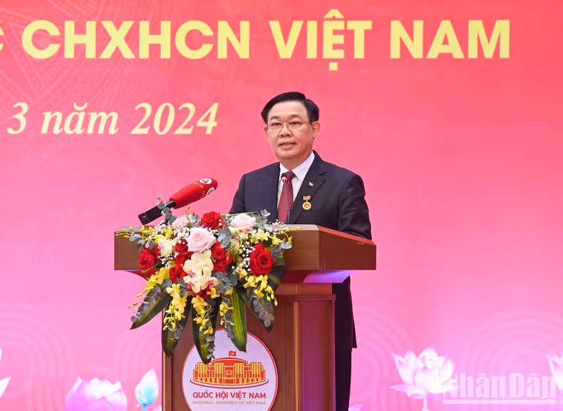 Dinh Hue habla en el acto.