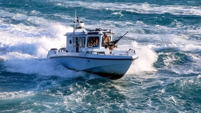 Miembros de la Guardia Costera de Yemen patrullan en el Mar Rojo, frente a la costa de la ciudad de Mokha en la provincia de Taiz, el 12 de diciembre de 2023. (Foto: AFP/TTXVN)