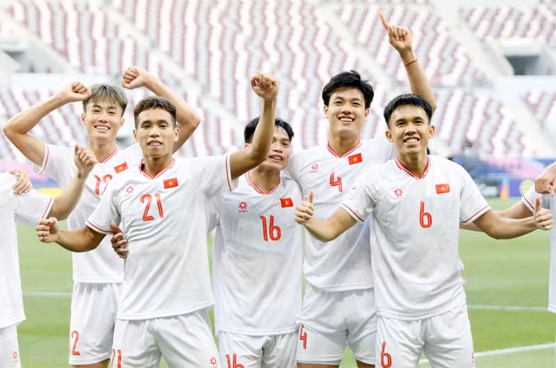 Los jugadores vietnamitas celebran el gol. (Foto: VFF)