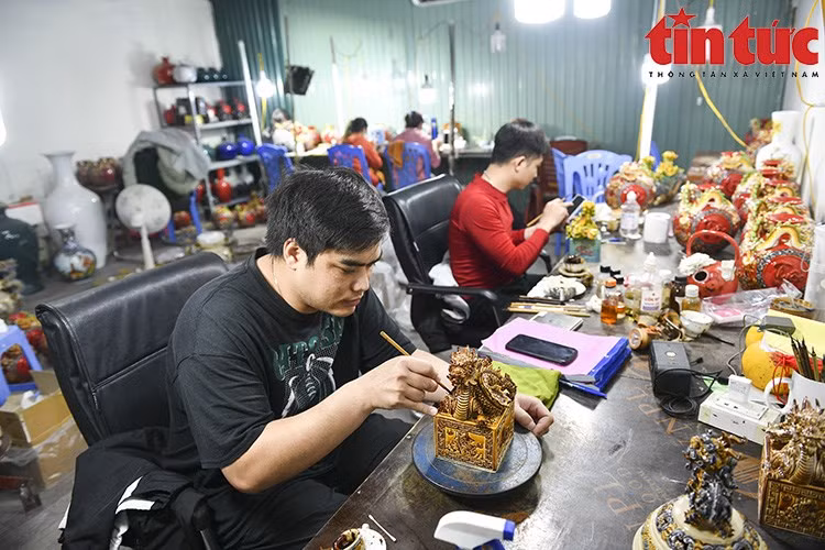 En promedio, cada artesano necesita de ocho a diez horas de trabajo continuo para producir de cuatro a cinco obras. (Foto: VNA) En promedio, cada artesano necesita de ocho a diez horas de trabajo continuo para producir de cuatro a cinco obras. (Foto: VNA)