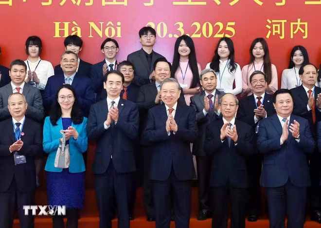 El secretario general del Partido Comunista, To Lam, y los delegados asistieron a un encuentro con ex estudiantes vietnamitas y chinos de todos los períodos. (Foto: VNA)