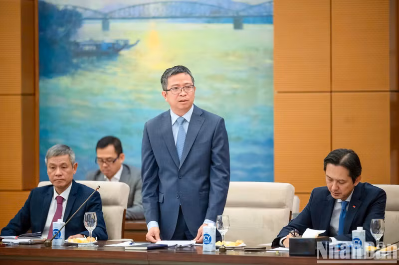 El embajador de Vietnam en China, Pham Thanh Binh, habla en la reunión.