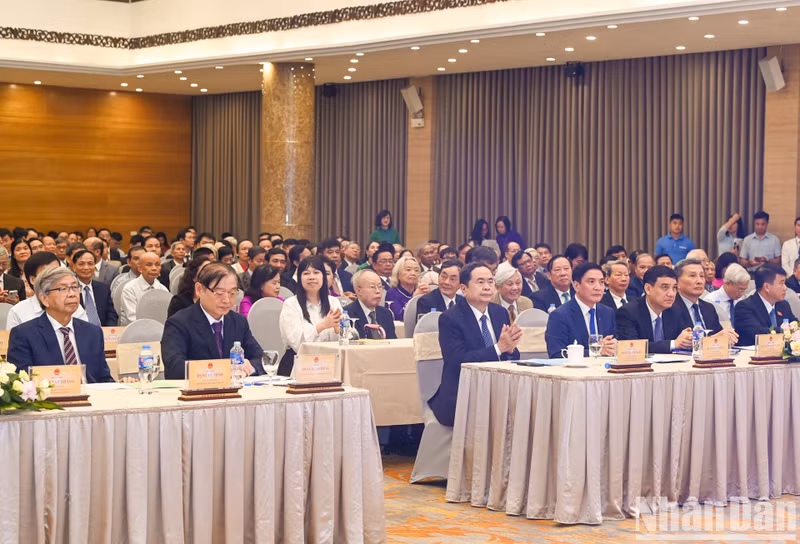 El líder del Legislativo y otros dirigentes del Partido y del Estado en el evento.