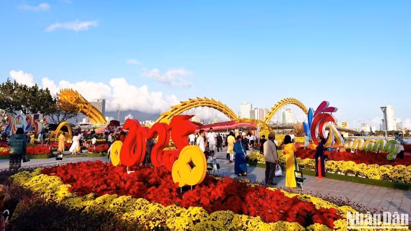 Los turistas visitan la calle de flores de Da Nang durante el Año Nuevo Lunar 2025. 