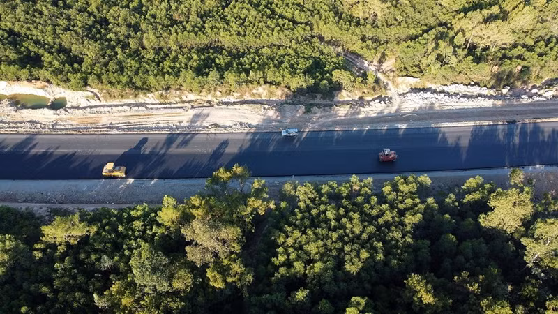 La construcción de la parte superior de asfalto en la superficie de la autopista Nghi Son - Dien Chau. (Fuente: VNA)