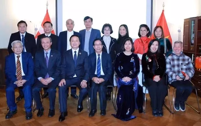 El viceprimer ministro Tran Hong Ha y representantes de la Embajada y la comunidad de vietnamitas en Dinamarca. (Foto: VNA)