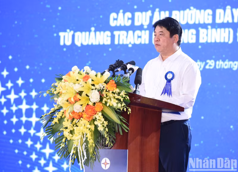 El director general del EVN, Nguyen Anh Tuan, interviene en el evento.