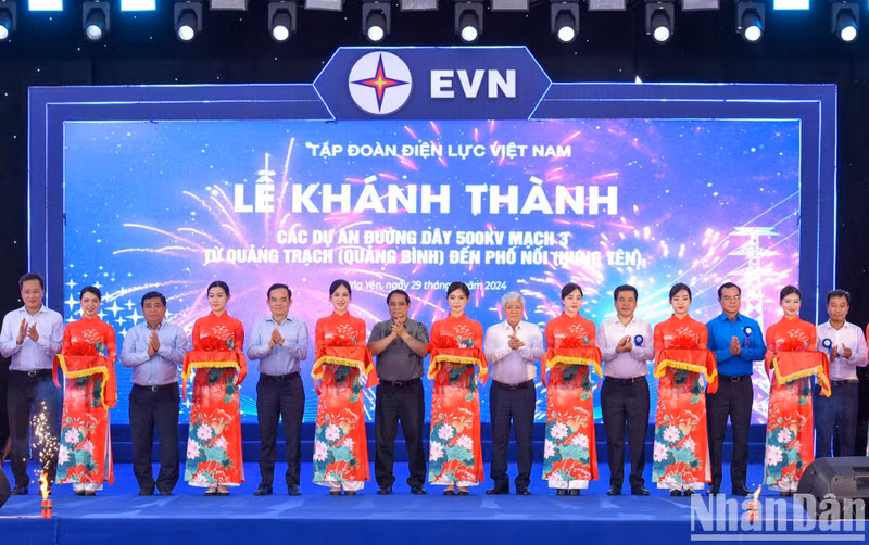 El primer ministro Pham Minh Chinh y los delegados cortan la cinta para inaugurar el proyecto.