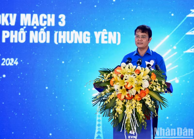 El primer secretario de la Unión de Jóvenes Comunistas Ho Chi Minh, Doan Bui Quang Huy, habla en el acto.
