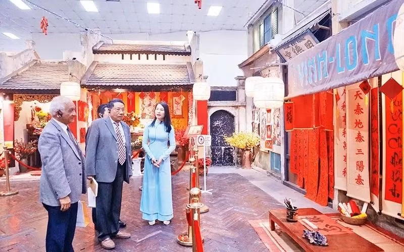 Turistas en Ciudadela Imperial de Thang Long. (Foto: Nhan Dan)