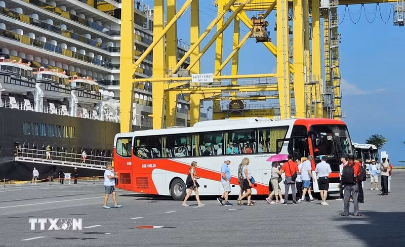 Casi dos mil vacacionistas extranjeros arribaron al puerto de Tien Sa, en la ciudad costera vietnamita de Da Nang. (Foto: VNA)