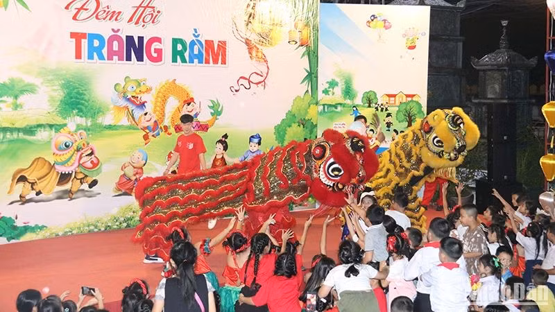 El Comité organizador otorga obsequios a niños de la comunidad vietnamita asentada en Vientián. El Comité organizador otorga obsequios a niños de la comunidad vietnamita asentada en Vientián.