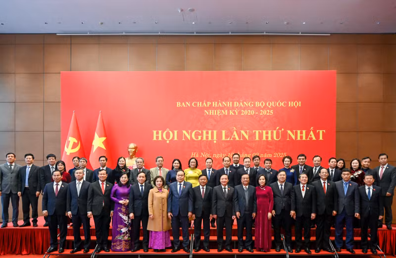 El secretario del Comité partidista de la ANV y presidente de este órgano, Tran Thanh Man, y el miembro permanente del Secretariado del PCV, Tran Cam Tu, junto con los delegados.