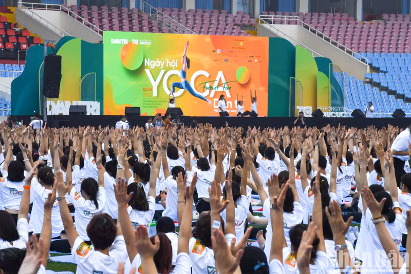 Nutrida participación en actuación de Yoga en Hanói ảnh 5