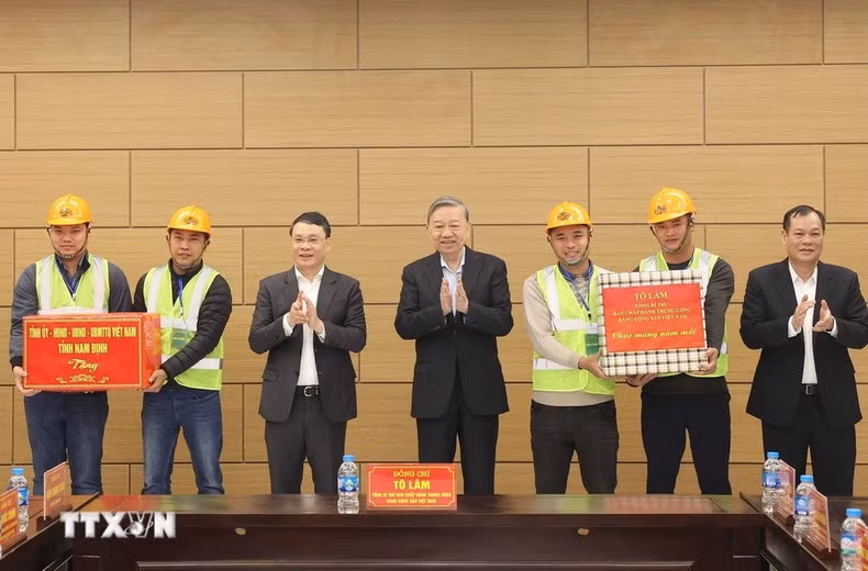 To Lam entrega obsequios del Tet a la unidad que ejecuta la construcción del Hospital General de Nam Dinh. (Foto: VNA)