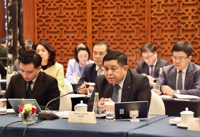 El viceprimer ministro de Vietnam Nguyen Chi Dung en una reunión con autoridades locales. (Foto: VNA)