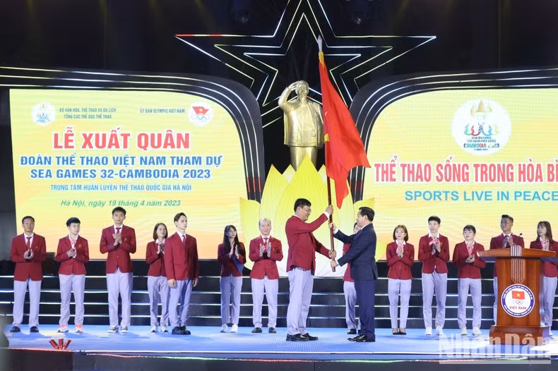 El viceprimer ministro Le Minh Khai entrega la bandera al jefe de la delegación de deportes de Vietnam, Dang Ha Viet. El viceprimer ministro Le Minh Khai entrega la bandera al jefe de la delegación de deportes de Vietnam, Dang Ha Viet.