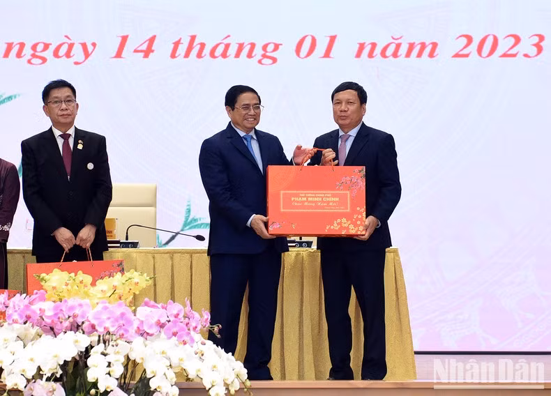 El primer ministro, Pham Minh Chinh, entrega obsequios a los delegados.