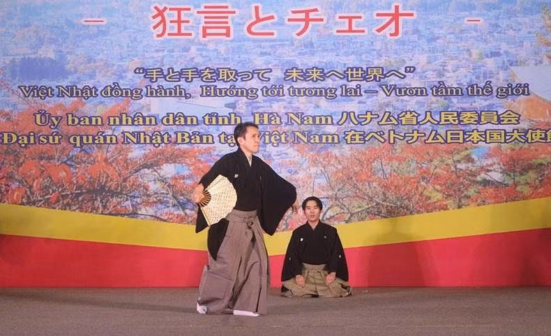Artistas japoneses presentan el Kyogen, un tradicional teatro cómico japonés.
