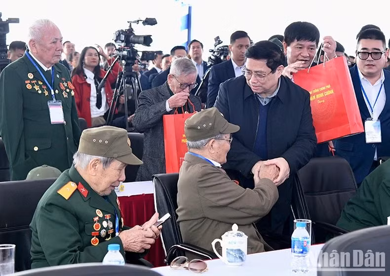 El primer ministro Pham Minh Chinh entrega obsequios a los veteranos asistentes en la actividad. (Foto: Nhan Dan) El primer ministro Pham Minh Chinh entrega obsequios a los veteranos asistentes en la actividad. (Foto: Nhan Dan)