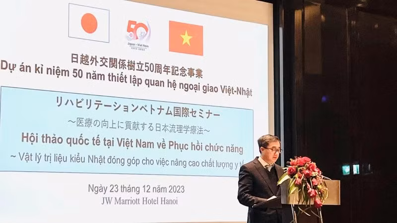 El profesor y doctor Tran Van Thuan, viceministro de Salud, habla en el evento. 