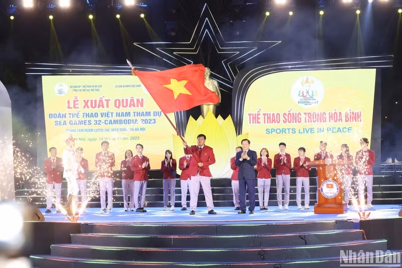 Dang Ha Viet alza la bandera que se llevará a los SEA Games 32. Dang Ha Viet alza la bandera que se llevará a los SEA Games 32.