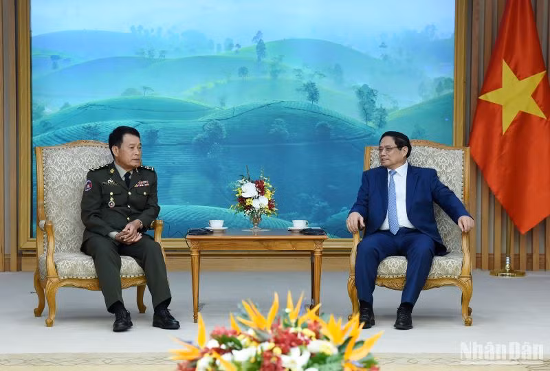 El primer ministro Pham Minh Chinh recibe al general Vong Pisen, comandante en jefe de las Fuerzas Armadas Reales de Camboya.