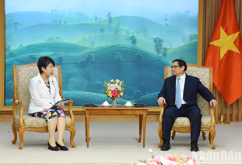 El primer ministro Pham Minh Chinh recibe a la ministra de Asuntos Exteriores de Japon, Kamikawa Yoko.