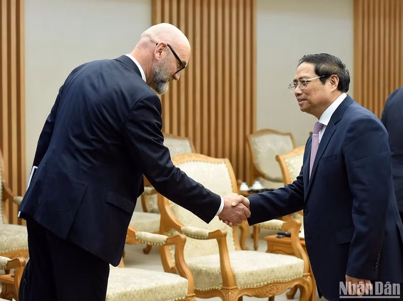 El jefe de Gobierno saluda a la delegación suiza.