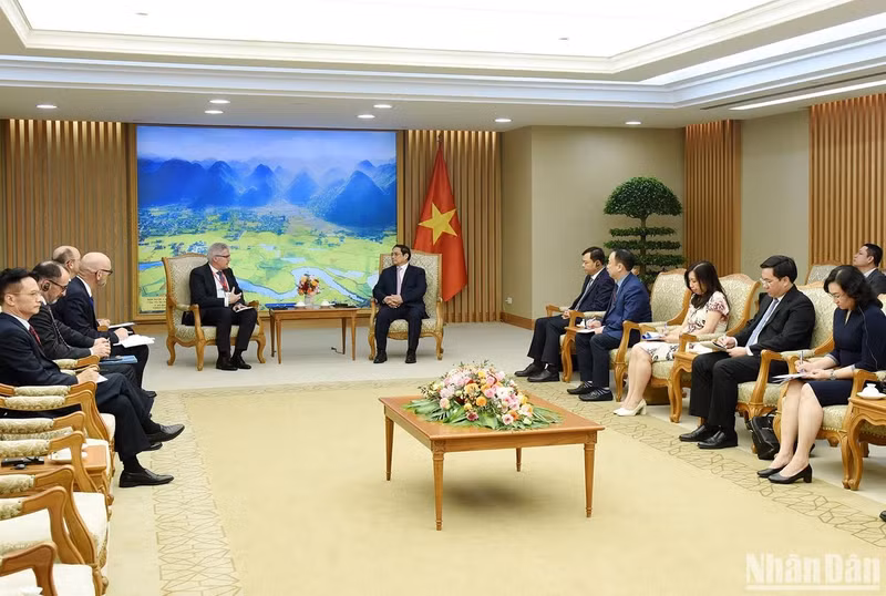 Christian Hofer ratificó la voluntad de Suiza de apoyar y cooperar con Vietnam en el desarrollo de la agricultura orgánica y la participación en la cadena de suministro global. También deseó que los dos países firmen pronto el Tratado de Libre Comercial bilateral para fomentar el intercambio de mercancías.