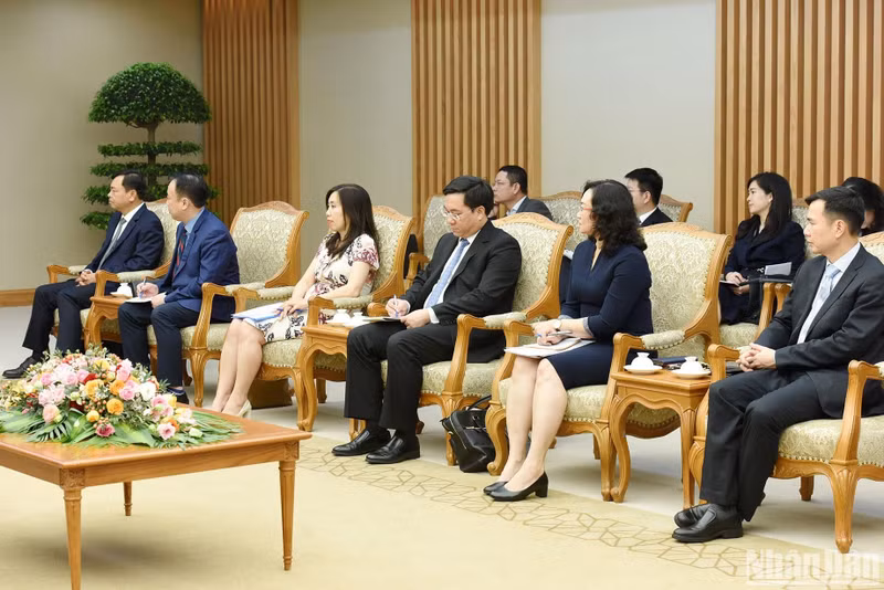Representantes de los ministerios y sectores del Gobierno vietnamita en la cita.