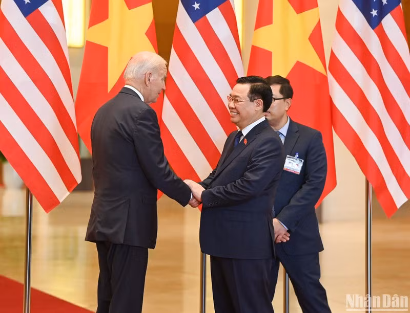 El presidente de la ANV, Vuong Dinh Hue, da la bienvenida al presidente estadounidense, Joe Biden. 