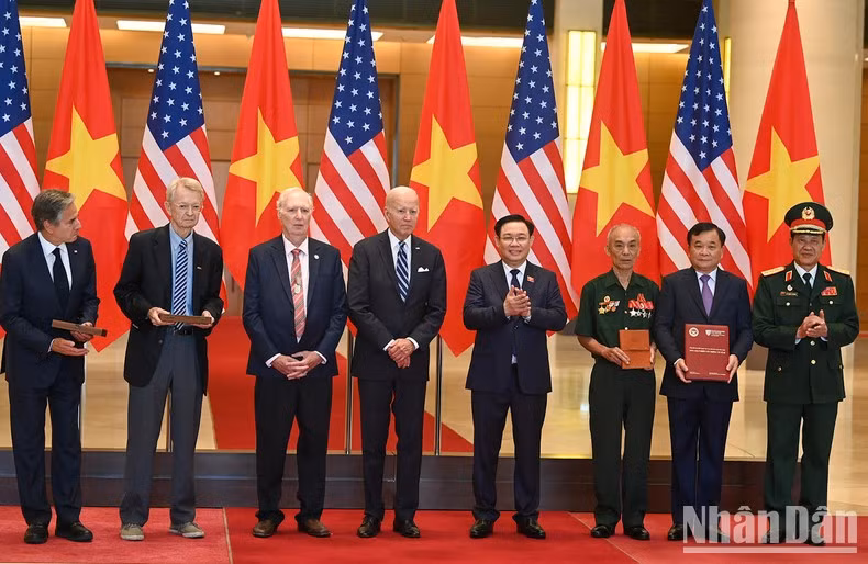 El presidente de la ANV, Vuong Dinh Hue, y el presidente estadounidense, Joe Biden, presencian la ceremonia de entrega de recuerdos y diarios de guerra entre las dos partes.