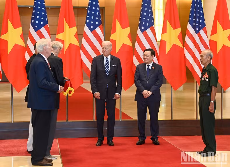 El presidente de la ANV, Vuong Dinh Hue, y el presidente estadounidense, Joe Biden, presencian la ceremonia de entrega de recuerdos y diarios de guerra entre las dos partes.