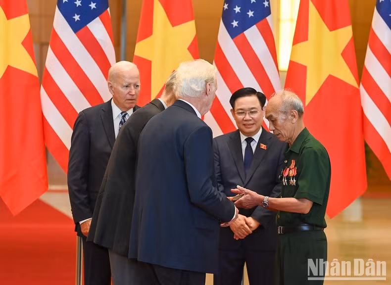 Veteranos de los dos países intercambian recuerdos de guerra.