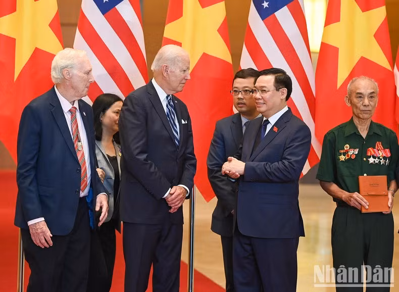 El presidente de la ANV, Vuong Dinh Hue, conversa con el presidente estadounidense, Joe Biden.
