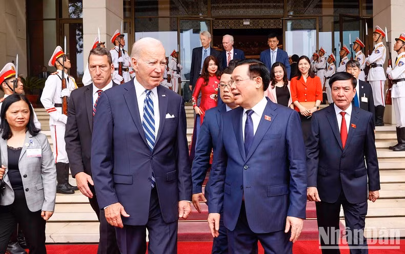 El presidente de la ANV, Vuong Dinh Hue, se despide del presidente estadounidense Joe Biden.