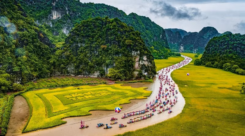 Procesión de botes dragón en el río Ngo Dong en el festival Tam Coc. (Foto: VNA)