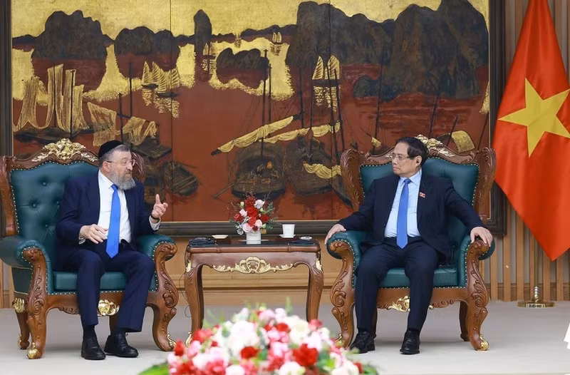 El primer ministro vietnamita, Pham Minh Chinh, recibe al ministro del Trabajo de Israel, rabino Yoav Ben Tzur. (Foto: VNA)