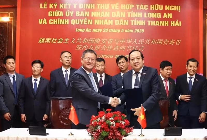 En la firrma de la Carta de Intención (CDI) entre Long An y Qinghai para establecer lazos de amistad entre ambas localidades. (Foto: VNA)