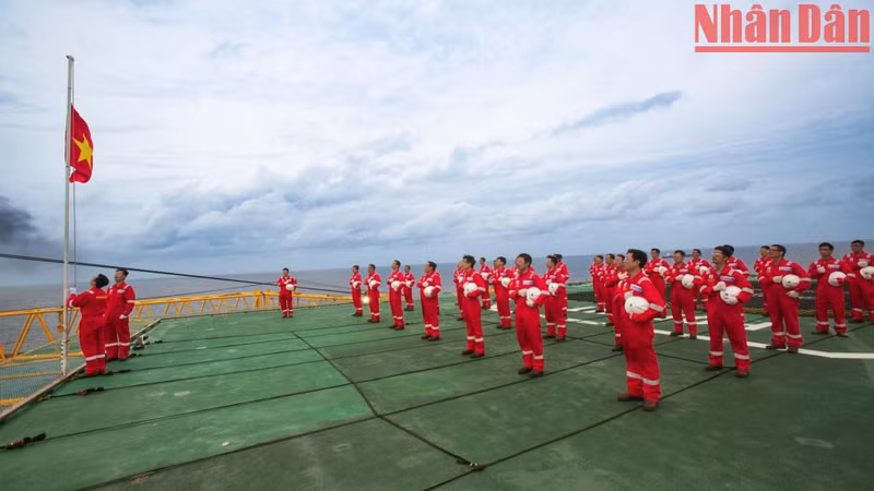 El complejo de plataformas petrolíferas Hai Thach- Moc Tinh se encuentra en los campos de gas natural en los bloques 05-2 y 05-3 de la cuenca Nam Con Son en la plataforma continental de Vietnam. Este año, el proyecto "Investigación y desarrollo de tecnología para explotar campos de gas con condiciones especialmente complicadas en la plataforma continental de Vietnam" ha sido nominado para el Premio Ho Chi Minh sobre Ciencia y Tecnología en su sexta edición. El complejo de plataformas petrolíferas Hai Thach- Moc Tinh se encuentra en los campos de gas natural en los bloques 05-2 y 05-3 de la cuenca Nam Con Son en la plataforma continental de Vietnam. Este año, el proyecto "Investigación y desarrollo de tecnología para explotar campos de gas con condiciones especialmente complicadas en la plataforma continental de Vietnam" ha sido nominado para el Premio Ho Chi Minh sobre Ciencia y Tecnología en su sexta edición.