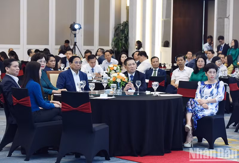 El primer ministro Pham Minh Chinh y los delegados a la ceremonia.