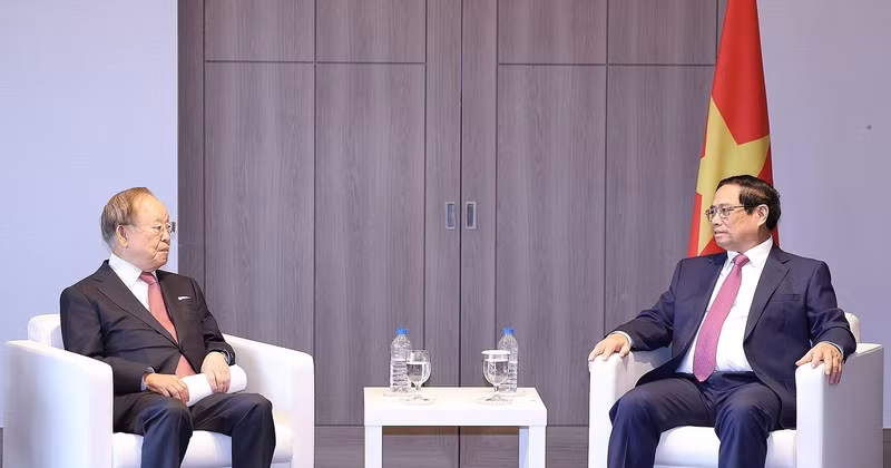 El primer ministro de Vietnam, Pham Minh Chinh, y el líder del grupo CJ, Sohn Kyung Sik. (Foto: VNA)