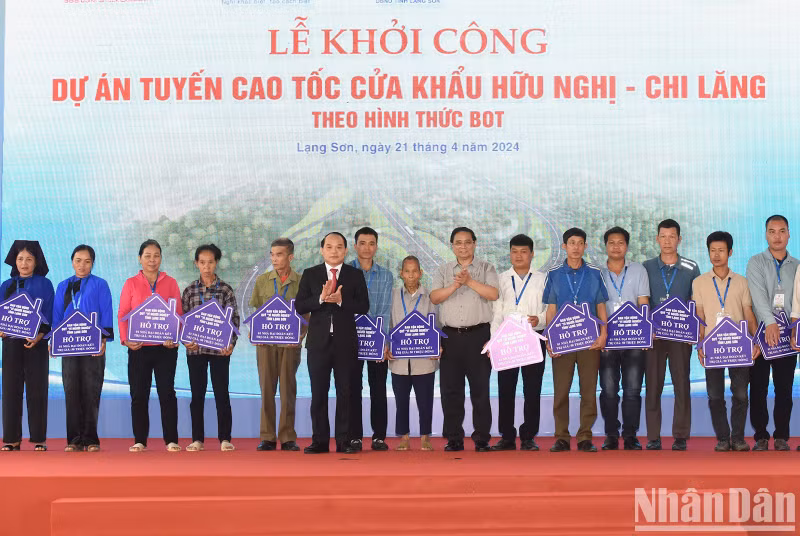 Minh Chinh entrega obsequios del Fondo "Para los Pobres" de Lang Son a 30 hogares en el área del proyecto.