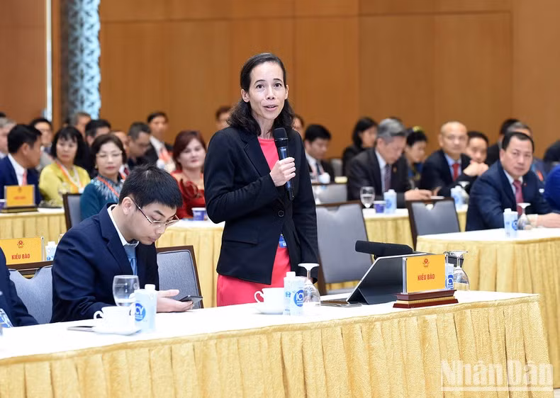 Aurelia Nguyen, vietnamita residente en Francia, habla en la cita.