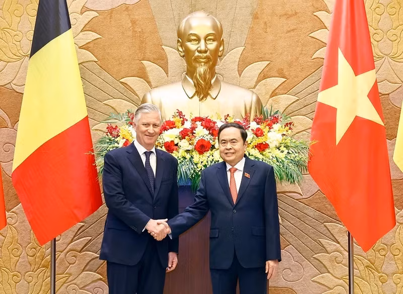 El presidente de la Asamblea Nacional de Vietnam, Tran Thanh Man, sostiene una reunión con el Rey de Bélgica, Felipe. (Foto: VNA)