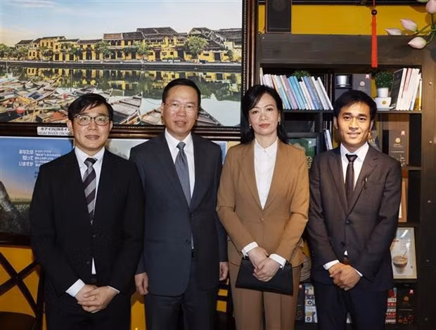 El presidente de Vietnam, Vo Van Thuong, su esposa y dos fundadores del restaurante "Banh mi Xin chao" (Foto: VNA)