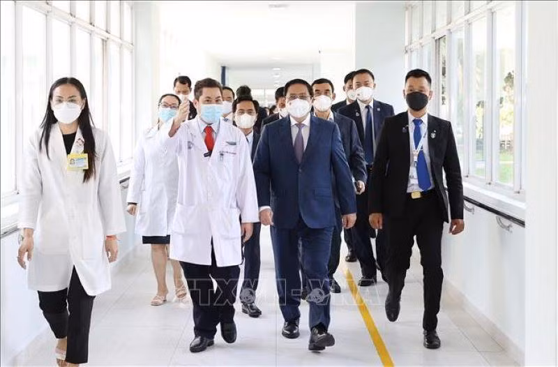 El premier vietnamita, Pham Minh Chinh, visita instalaciones simbólicas de nexos Vietnam-Camboya. (Fotografía: VNA)