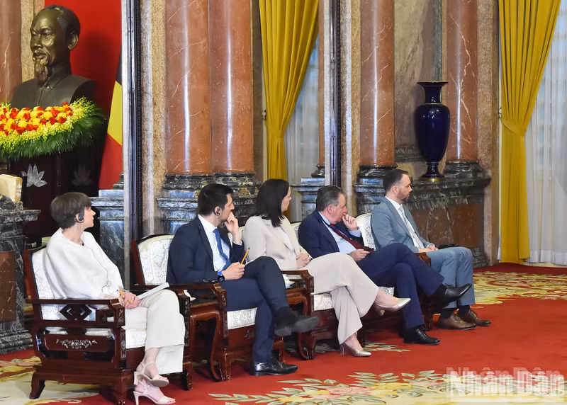 Delegados que acompañan al Rey Felipe de Bélgica y a la Reina Mathilde en la reunión.